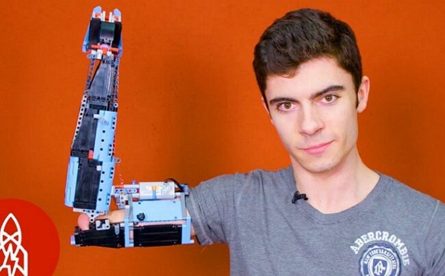 YouTubeの「Building a Prosthetic Arm With Lego 」＝Great Big Story チャンネルより