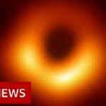 YouTubeの「First ever black hole image released」＝ BBC Newsチャンネルより