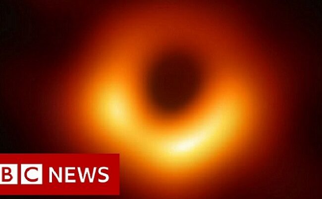 YouTubeの「First ever black hole image released」＝ BBC Newsチャンネルより