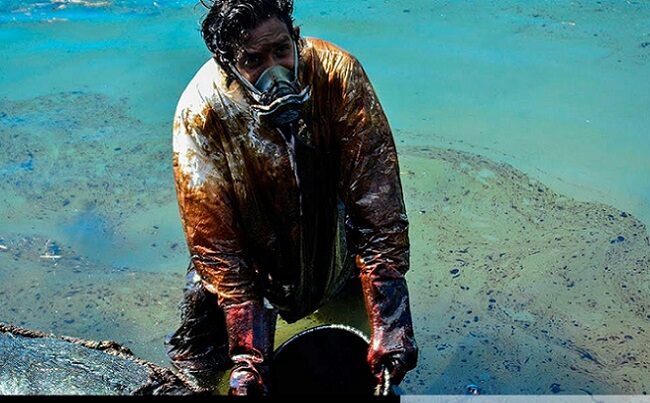 YouTubeのMassive clean-up effort after Mauritius oil spill　CBC News: The National チャンネルより